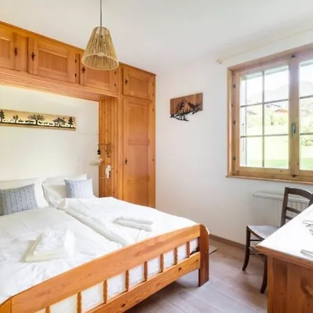 Rare, Quite & Centered With Garden & Fireplace Apartment